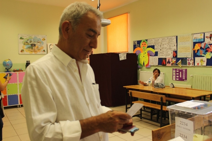 Adnan Polat Sandık Görevlilerini Güldürdü