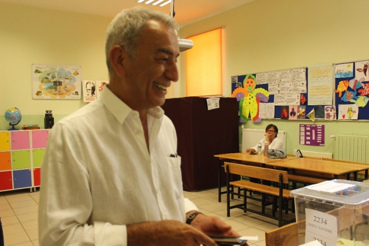 Adnan Polat Sandık Görevlilerini Güldürdü