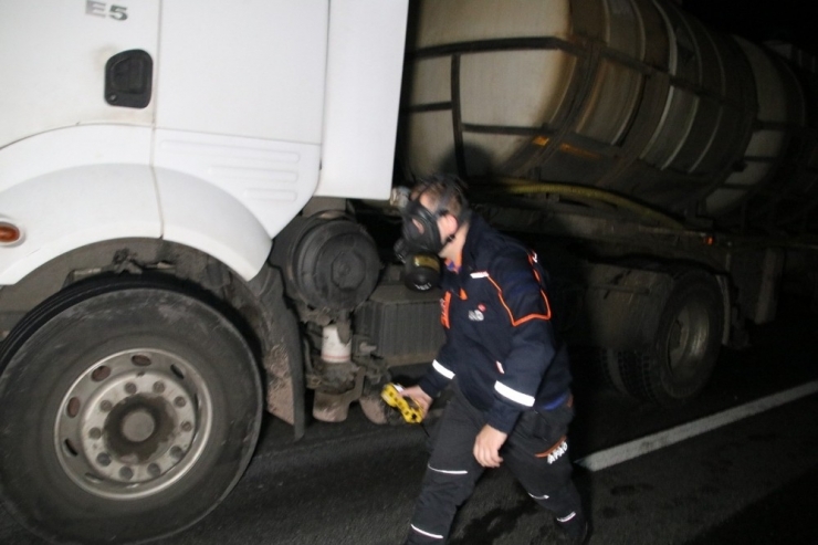 Otomobil Hidroklorik Asit Yüklü Tıra Çarptı