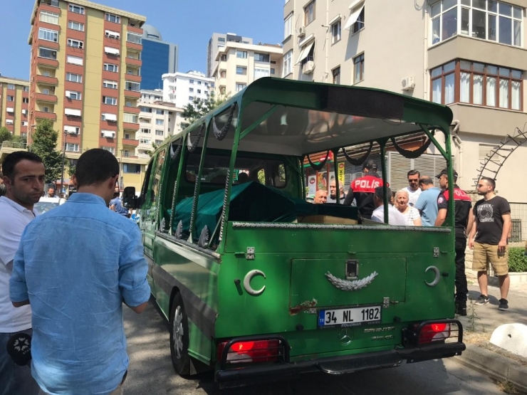 Kadıköy’de Hayatını Kaybeden Çiftin Akrabaları Cenaze Aracının Başında Gözyaşlarına Boğuldu