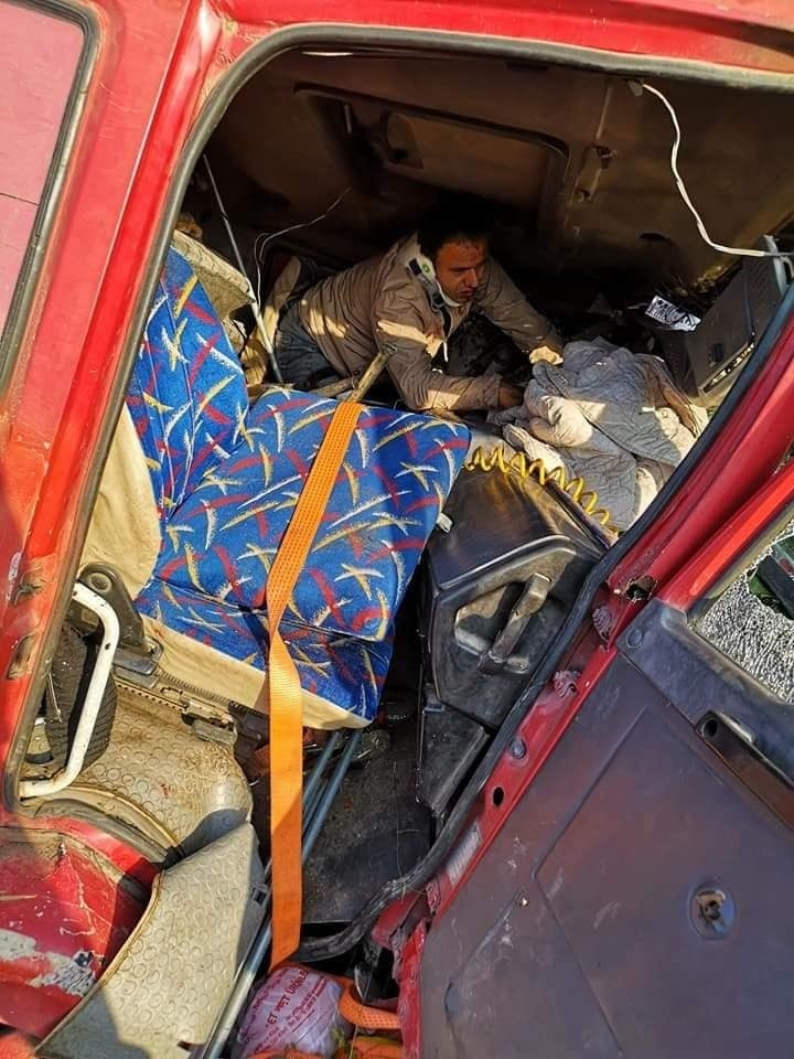 Tomruk Yüklü Kamyon Uçuruma Yuvarlandı: 2 Yaralı