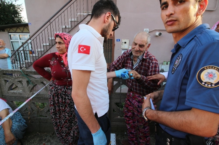 3 Katlı Binada Çıkan Yangında Evde Mahsur Kalan Yaşlı Adamı Vatandaşlar Kurtardı