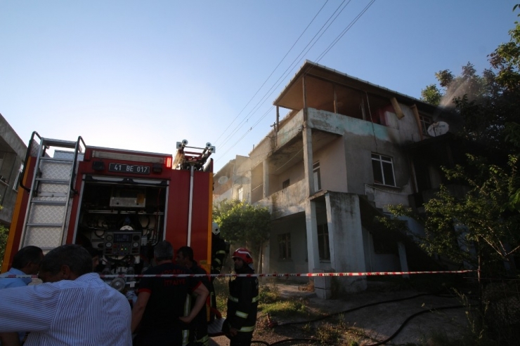 3 Katlı Binada Çıkan Yangında Evde Mahsur Kalan Yaşlı Adamı Vatandaşlar Kurtardı