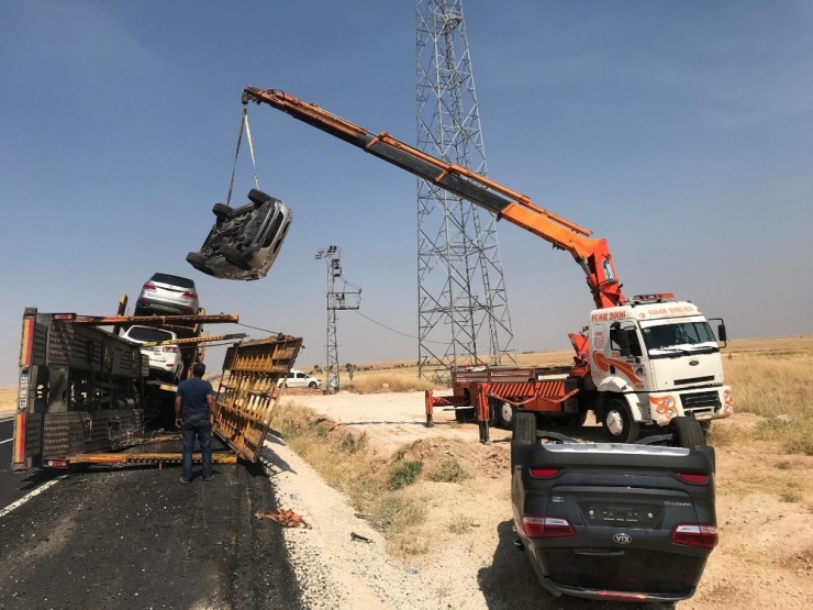 Lüks Araçları Taşıyan Tır Devrildi