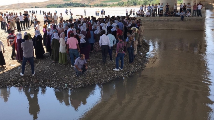 Akıntıya Kapılan Karpuzun Peşinden Giden İki Kardeş Suda Kayboldu