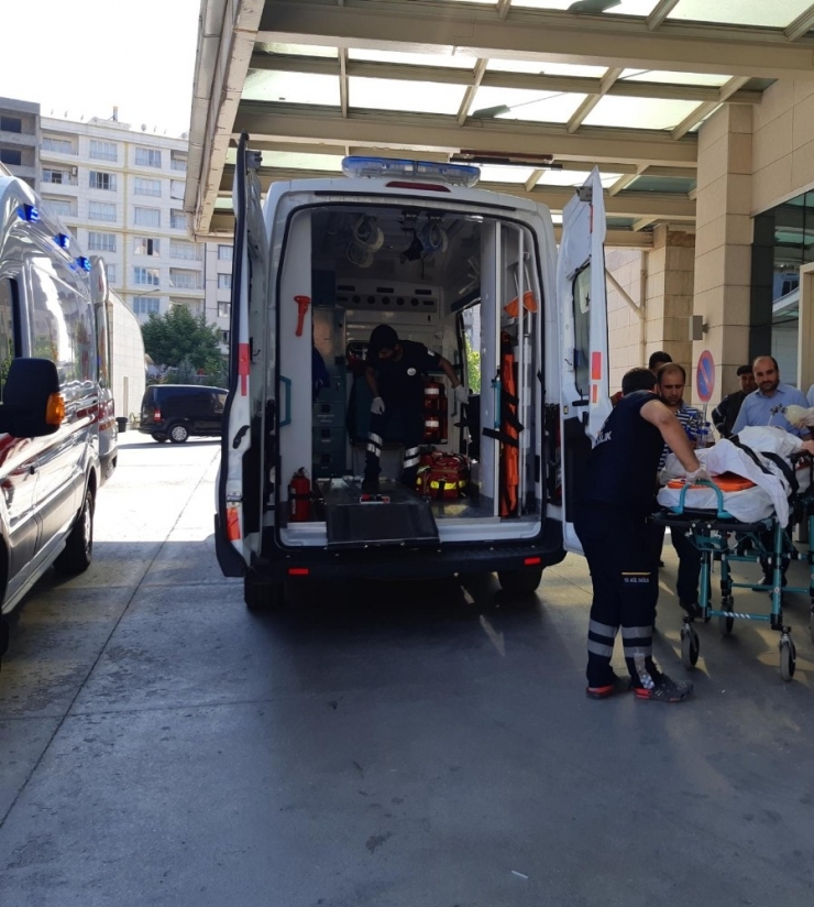 Kafasına Tuğla Düşen Çocuk Ağır Yaralandı