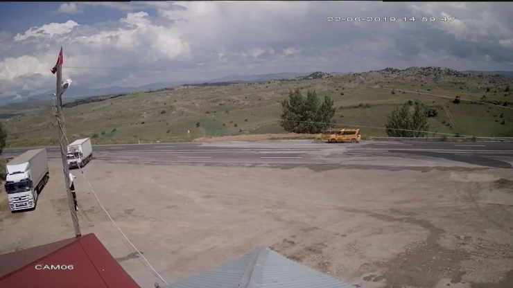 Freni Tutmayan Tır Şarampole Uçtu