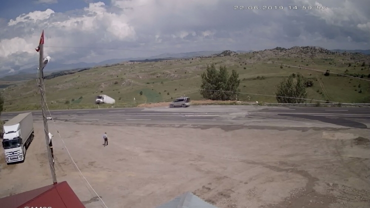 Freni Tutmayan Tır Şarampole Uçtu