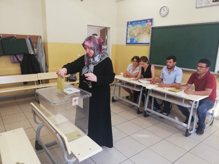 Sandık Görevlileri "Sandık Yemini" Etti