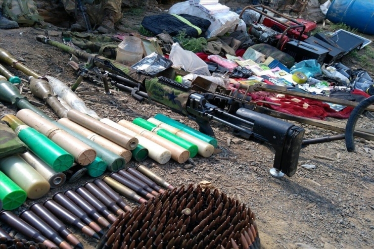 Hakurk’ta 3 Girişli Mağarada Pek Çok Mühimmat Ve Yaşam Malzemeleri Ele Geçirildi