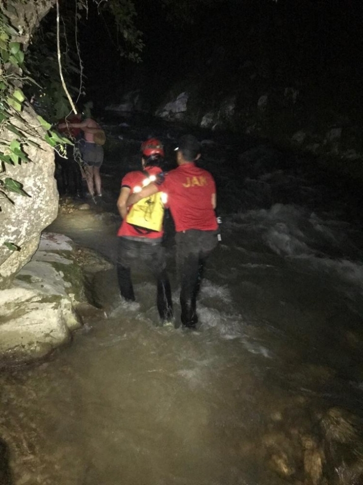 Kanyonda Kaybolan Öğretmenler, Saatler Sonra Bulunup Kurtarıldı