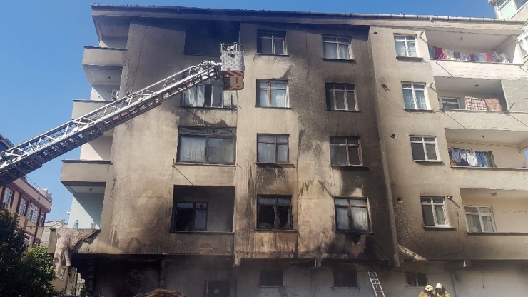 Bağcılar’da 5 Katlı Binada Çıkan Yangın Paniğe Neden Oldu