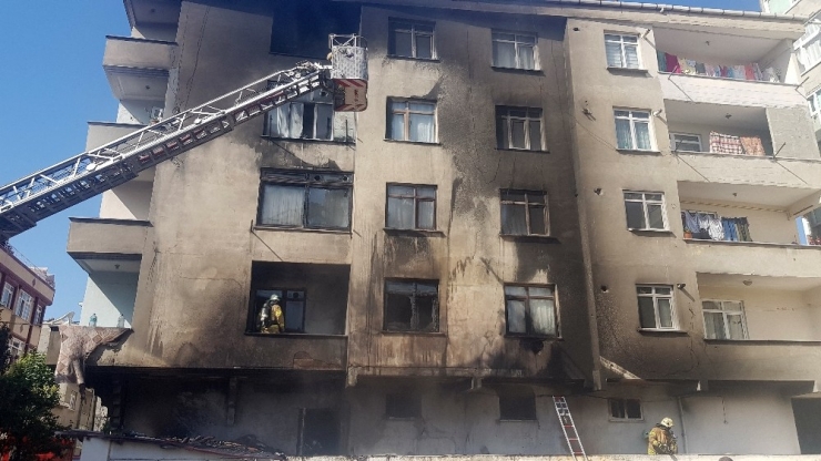 Bağcılar’da 5 Katlı Binada Çıkan Yangın Paniğe Neden Oldu