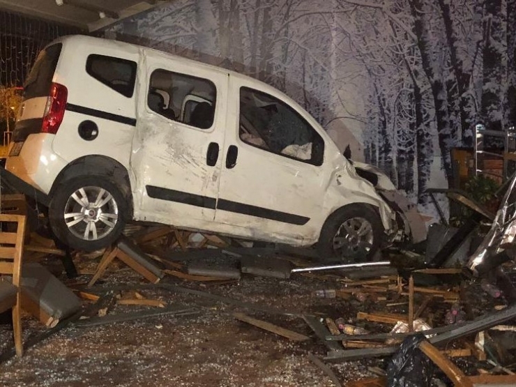 Başkent’te Kadın Sürücü Otomobiliyle Kafeye Girdi: 1 Yaralı