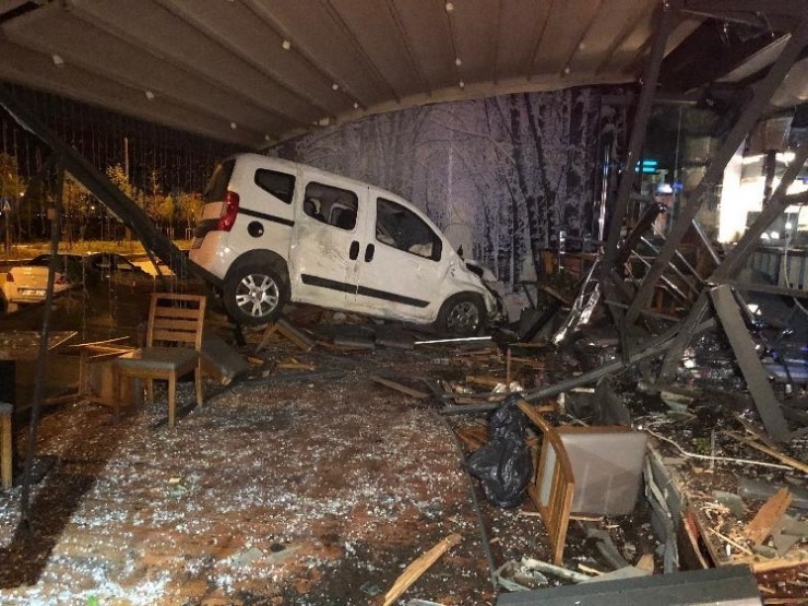 Başkent’te Kadın Sürücü Otomobiliyle Kafeye Girdi: 1 Yaralı