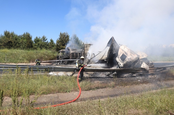 Tem Otoyolu’nda 3 Araç Alev Alev Yandı