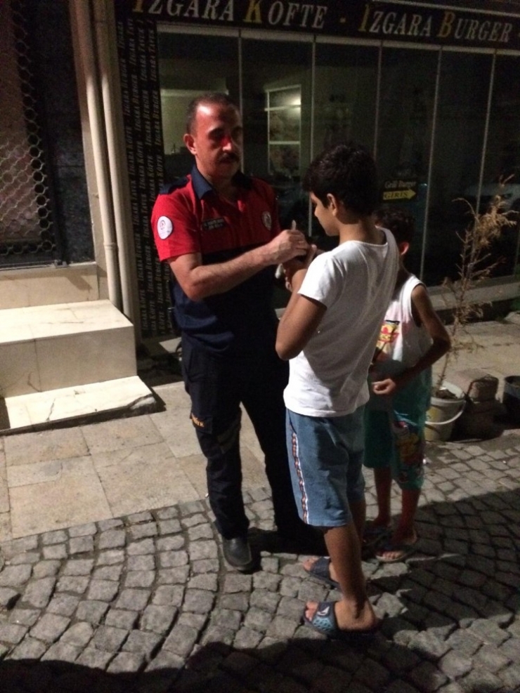 Otomobilin Tekerleğinde Mahsur Kalan Kediyi İtfaiye Kurtardı