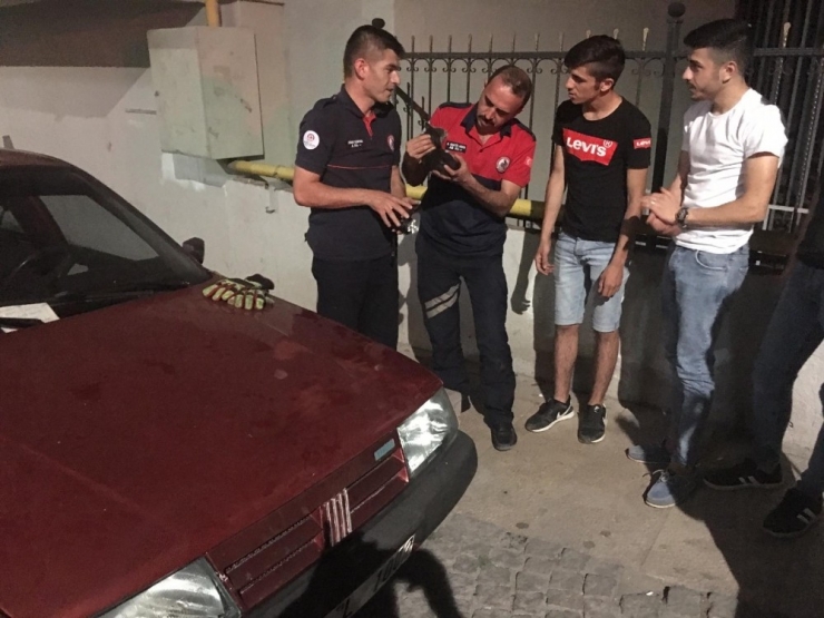 Otomobilin Tekerleğinde Mahsur Kalan Kediyi İtfaiye Kurtardı