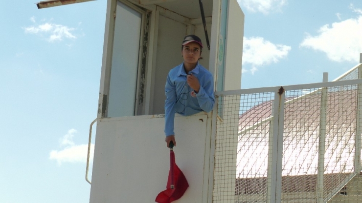 Ata Sporu Atlı Cirite Kadın Eli Değdi