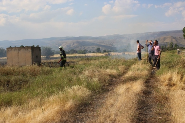 Erzincan’da Arpa Tarlasında Yangın