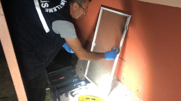 - Hırsızın İş Kazası...hırsızlığa Geldi, Bilgisayarı Düşürüp Kaçtı