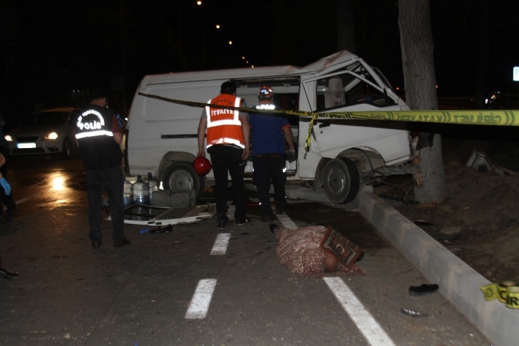Kontrolden Çıkan Minibüs Refüjdeki Ağaca Çarptı: 1 Ölü, 6 Yaralı