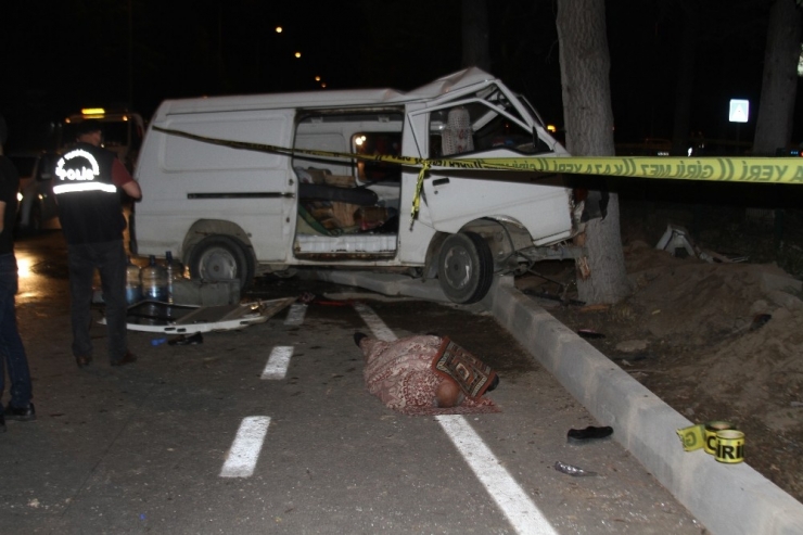 Kontrolden Çıkan Minibüs Refüjdeki Ağaca Çarptı: 1 Ölü, 6 Yaralı