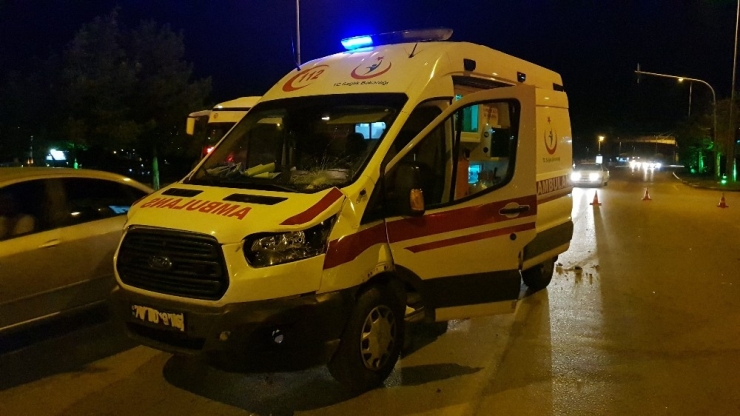 Kırmızı Işıkta Geçen Ambulans Motosiklete Çarptı