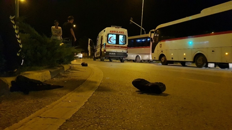 Kırmızı Işıkta Geçen Ambulans Motosiklete Çarptı