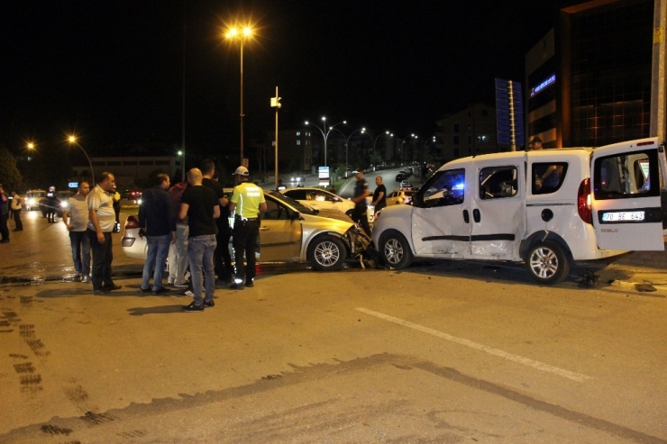 Otomobil, Sivil Polis Aracına Çarptı: 2 Polis Yaralandı