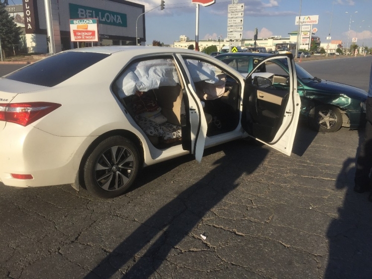 Kaza Yapan Araçtan Çıkan Çocuklar Gözyaşlarına Boğuldu