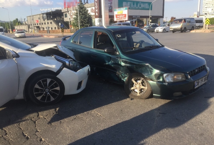 Kaza Yapan Araçtan Çıkan Çocuklar Gözyaşlarına Boğuldu