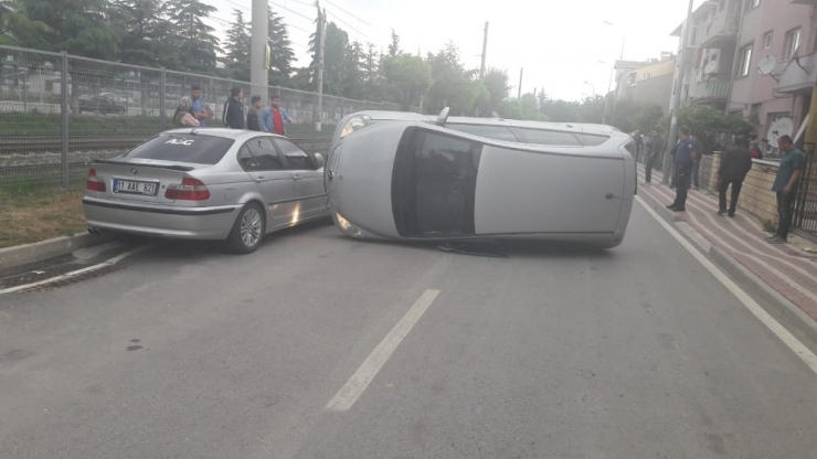 Park Halindeki Otomobile Çarptı; 1 Yaralı