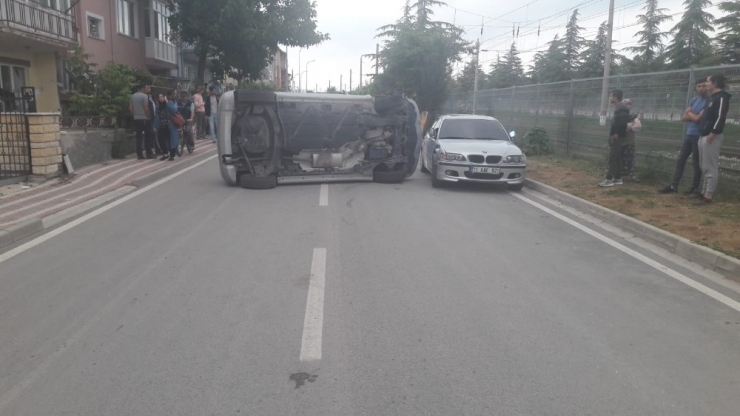 Park Halindeki Otomobile Çarptı; 1 Yaralı