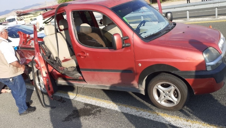 Hafif Ticari Araç, Tıra Çarptı:1 Ölü,3 Yaralı