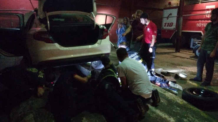 Otomobile Giren Yılan 4 Saatlik Çalışma İle Çıkarıldı