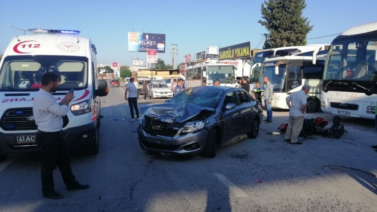 Otomobille Çarpışan Motosiklet İkiye Bölündü: 2 Ağır Yaralı