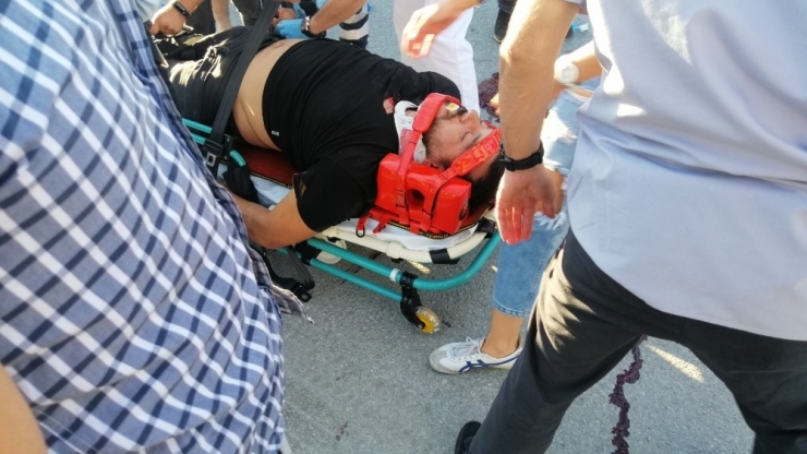 Otomobille Çarpışan Motosiklet İkiye Bölündü: 2 Ağır Yaralı