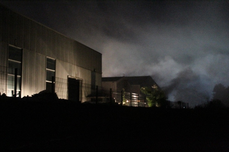 Geri Dönüşüm Fabrikasının Deposunda Yangın Çıktı