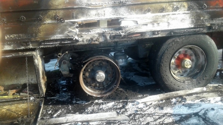 İtfaiyenin Erken Müdahalesiyle Tır Tamamen Yanmaktan Kurtarıldı