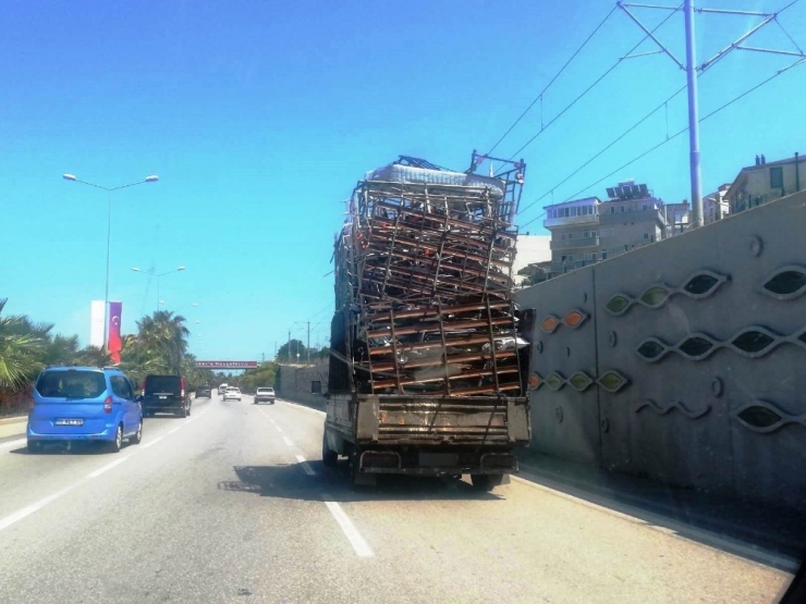 Somya Yüklü Kamyonet Trafikte Tehlike Saçtı