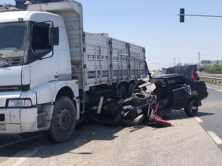 Otomobil Kamyonun Altına Girdi 1 Ölü, 3 Yaralı