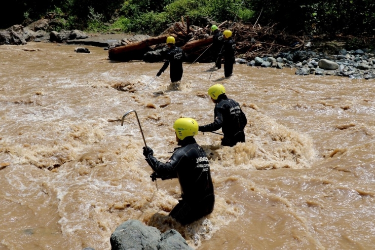 Selde Kaybolan 2 Kişinin Aramalarına Devam Ediliyor