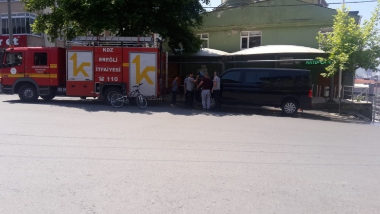 Minibüse Giren Yavru Kedi İtfaiye Ekiplerine Zor Anlar Yaşattı