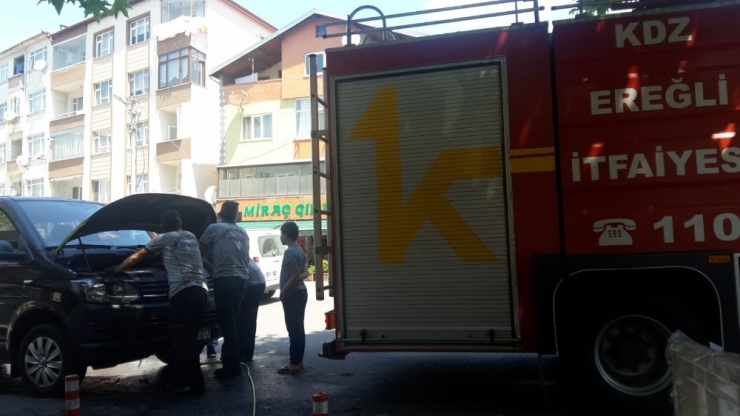 Minibüse Giren Yavru Kedi İtfaiye Ekiplerine Zor Anlar Yaşattı