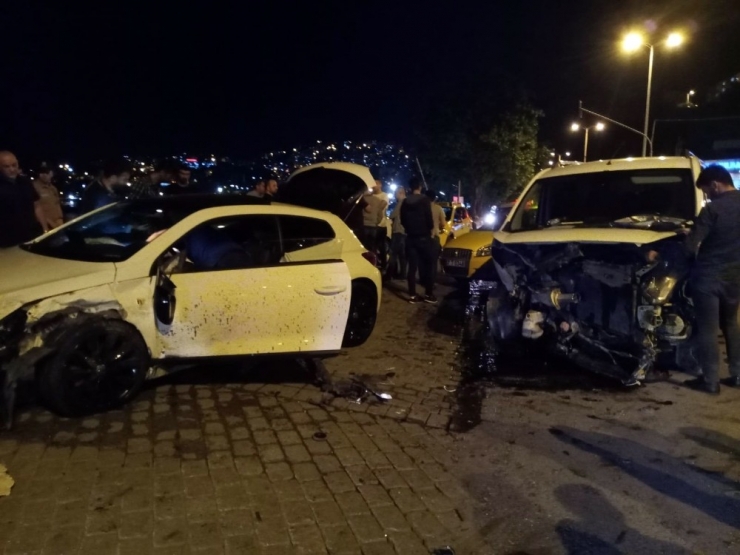 3 Aracın Karıştığı Kazada 2 Kişi Yaralandı