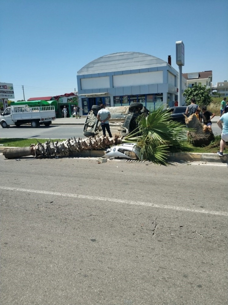 Kontrolden Çıkan Otomobil Refüje Çarpıp Devrildi