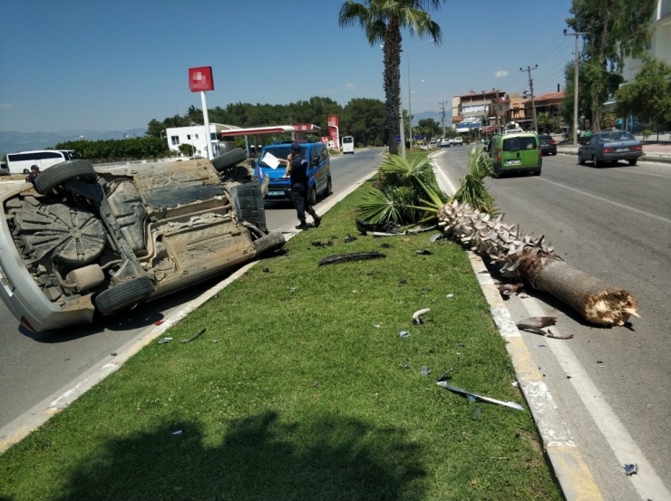 Kontrolden Çıkan Otomobil Refüje Çarpıp Devrildi