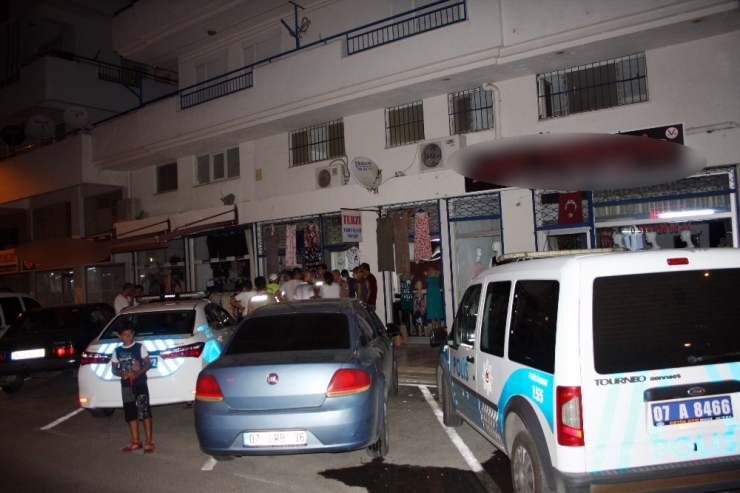 Komşuları, Makinenin Başında Göremediği Terziyi Asma Katta Ölü Halde Buldu