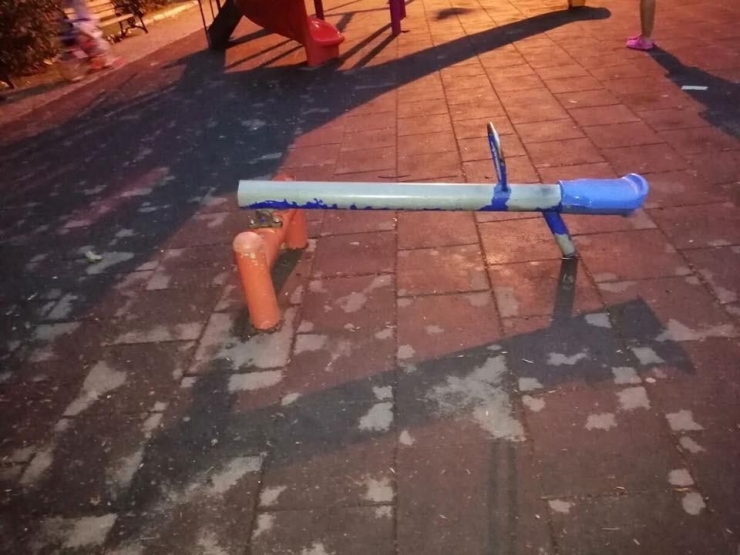 İzmir’de Hayrete Düşüren Olay: Çöp Konteyneri Çalındı, Oyun Grupları Yakıldı